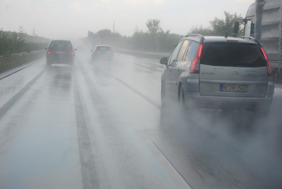 Časté bouřky a přívalové deště škodí autům skoro jako povodně