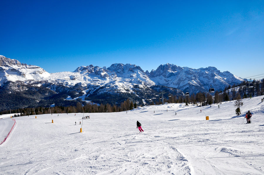 Evropská lyžařská střediska trápí nedostatek sněhu. V jedné oblasti jsou ho však mraky
