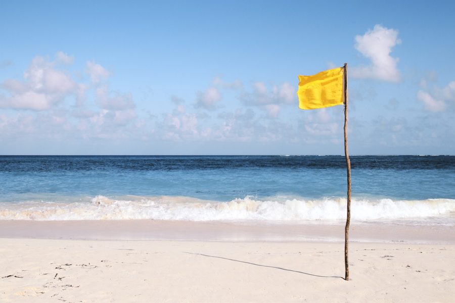 Barvy plážových vlajek prozradí, kdy můžete do moře a kdy se vlnám raději vyhnout