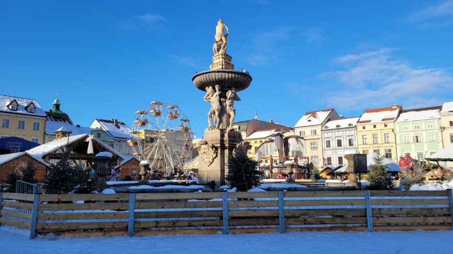 Vánoční trhy v Českých Budějovicích lákají na přijatelné ceny. Vyhlídkové kolo není jedinou atrakcí