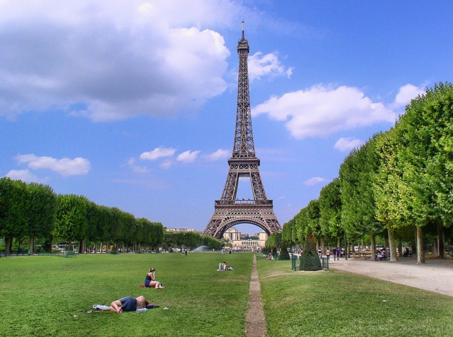 Vrchol Eiffelovy věže je do února uzavřený. Turisté o zážitek nepřijdou, mohou navštívit nižší patra